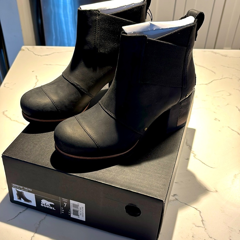 Brand New in Box Sorel Addington Chelsea, Black, Sz 7